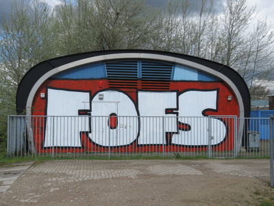 829804 Afbeelding van graffiti met de tekst FOFS , op de voorgevel van een modern bedrijfsgebouw van ProRail op het ...